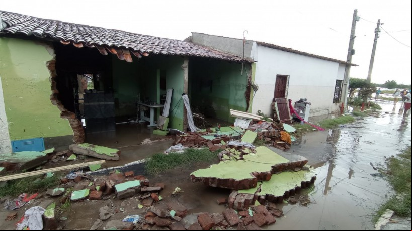 Com as chuvas em Milhã, muros de algumas casas desabaram nesta segunda-feira, 27