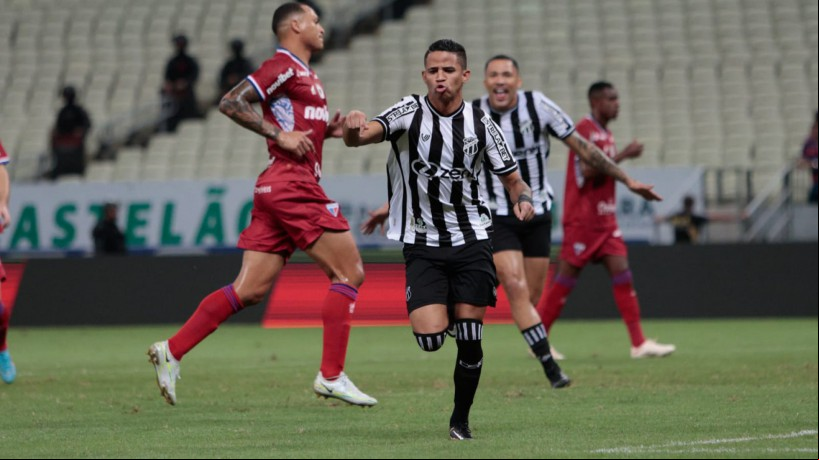 Erick comemora gol de pênalti sobre o Fortaleza
