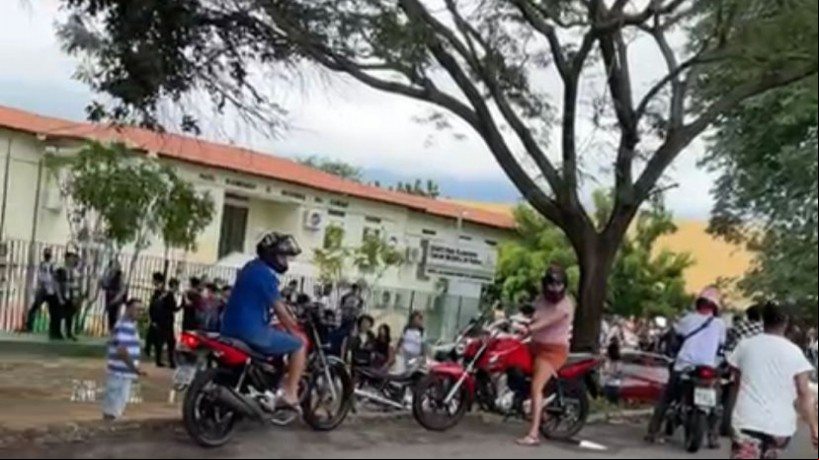 Confusão envolvendo faca deixou pais, alunos e professores com medo. Alunos foram liberados das aulas