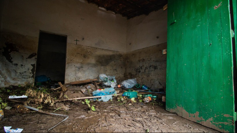 MILHÃ, CEARÁ, 29-03-2023: Enchentes em Milhã, no Sertão Central do Ceará. Moradores tentam recuperar suas casas e pertences, após os desastres ocorridos pelo rompimento de uma barragem. (Foto: Fernanda Barros/ O Povo).