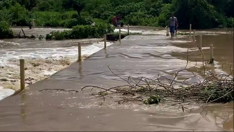 Rio Acaraú transbordou em Tamboril; água chegou a alagar ruas da cidade