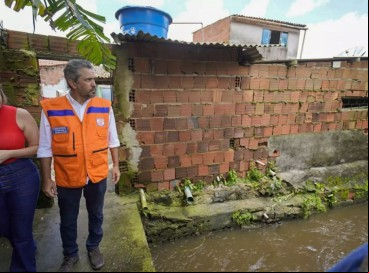 ￼O GOVERNADOR Elmano de Freitas e a senadora Augusta Brito em área que sofreu alagamento 