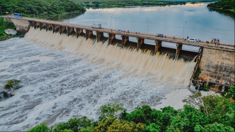 Açude Quixeramobim sangrou em abril de 2023, após 10 anos. Conforme a Funceme, reservatório registrada 99,37% da capacidade no último dia 30 de junho