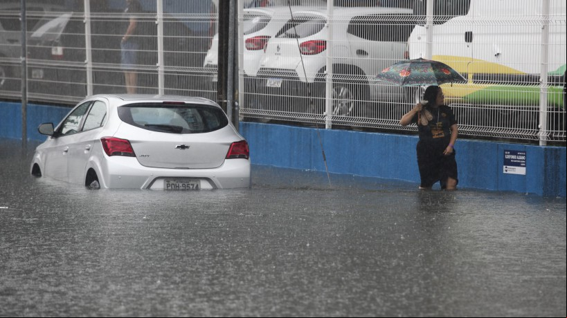 FORTALEZA, CE, BRASIL,07.04.2023: Manhã de chuva em Fortaleza causa transtornos e alagamentos. Av. Heráclito Graça.