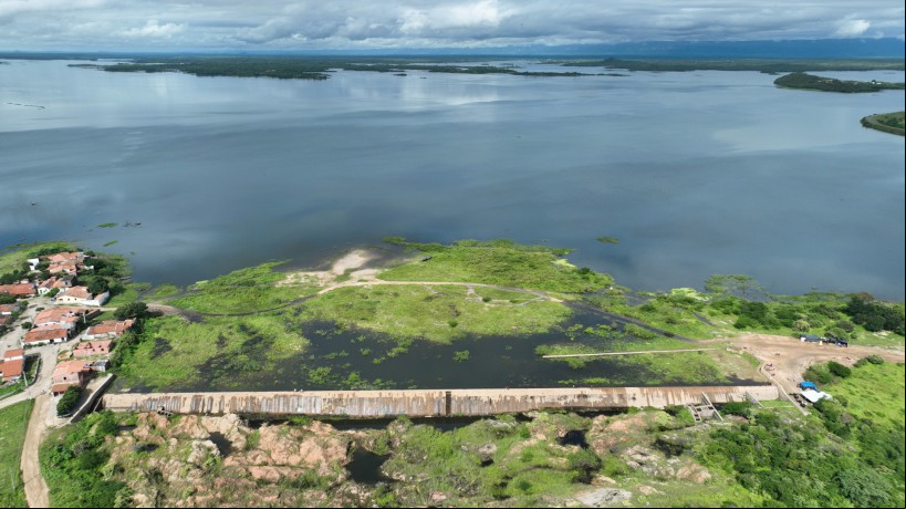 Açude Araras, quarto maior do Ceará, começa a sangrar