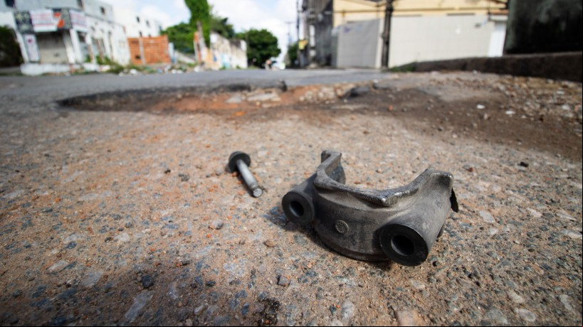O POVO testemunhou carro perdendo peças ao cair em buraco no Jacarecanga