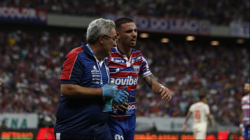 Atacante Thiago Galhardo sai de campo no jogo Fortaleza x Internacional, na Arena Castelão, pelo Campeonato Brasileiro Série A 2023