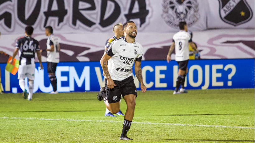 Atacante Vitor Gabriel comemorando gol marcado pelo Ceará contra o ABC, pela Série B