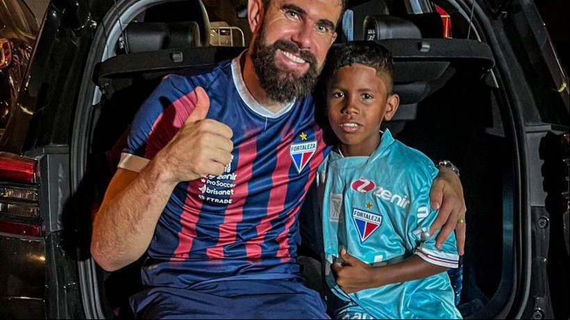 Jardson Lima, que sonha em ser goleiro para mudar vida da família, conheceu seu ídolo Fernando Miguel, arqueiro do Fortaleza