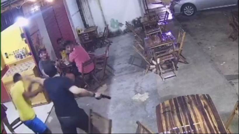 Imagens mostram PM agredindo dois homens e com arma em punho