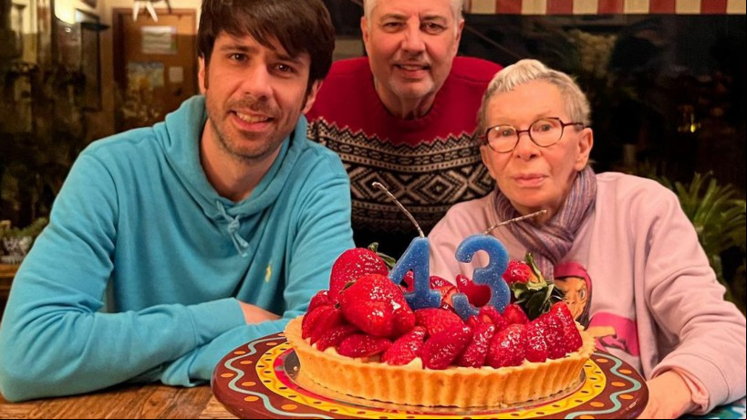 João Lee, filho de Rita Lee, publicou homenagem para mãe após seu falecimento; a imagem com Roberto de Carvalho foi registrada no aniversário do produtor musical