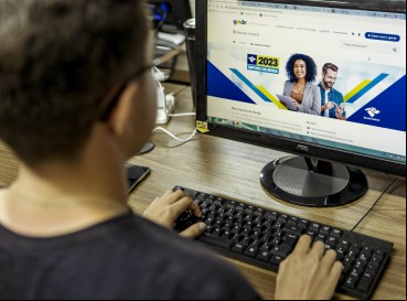A restituição será depositada na conta bancária informada na Declaração de Imposto de Renda, de forma direta ou por indicação de chave PIX 