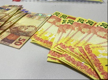 Polícia Federal apreendeu R$ 1 mil em cédulas falsas escondidas dentro de livro infantil 