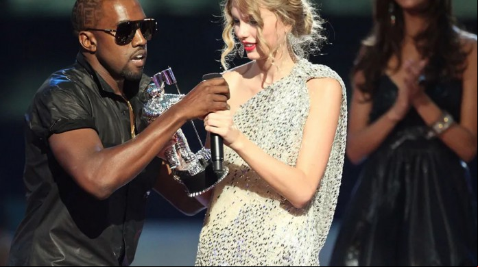 Kanye West invadiu o palco da premiação VMA e tomou o microfone de Swift Kanye West invadiu o palco da premiação VMA e tomou o microfone de Swift