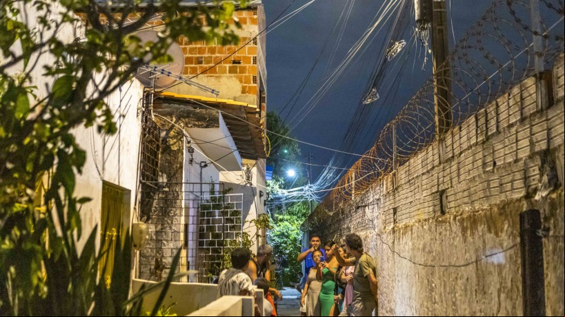 Vila Almirante fica situada por trás de muro do complexo operacional dos Correios, em Fortaleza