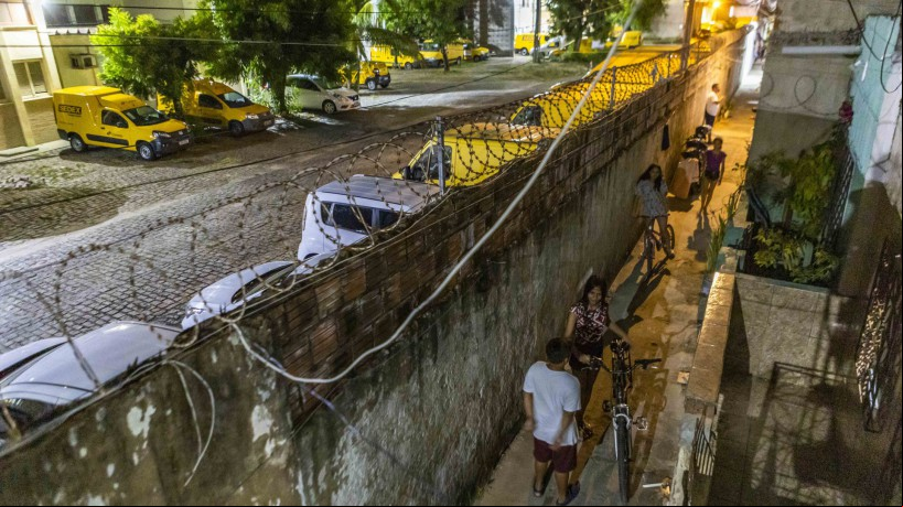 MURO separa a Vila Almirante de complexo operacional dos Correios