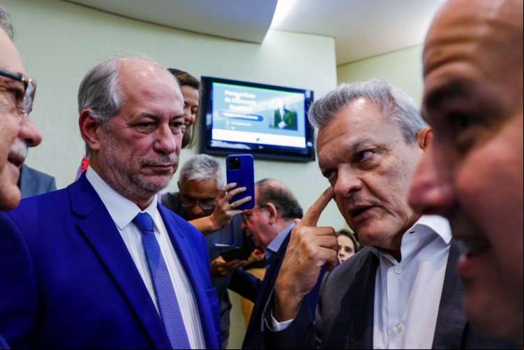 CIRO Gomes, José Sarto e Roberto Cláudio durante evento em Fortaleza. RC subiu no palanque de André Fenandes