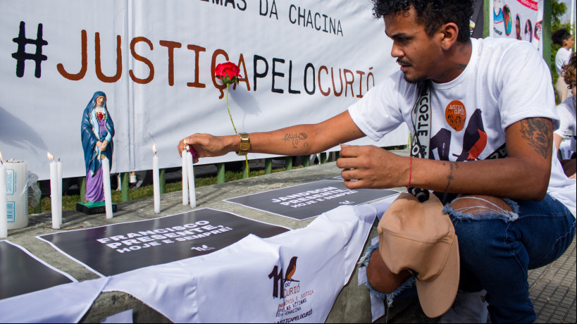 NO PRIMEIRO dia de julgamento,
familiares das vítimas fizeram protesto