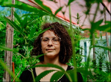 Diante disso, o autocultivo surge como alternativa para garantir o tratamento de quem não tem condição financeira de bancá-lo.