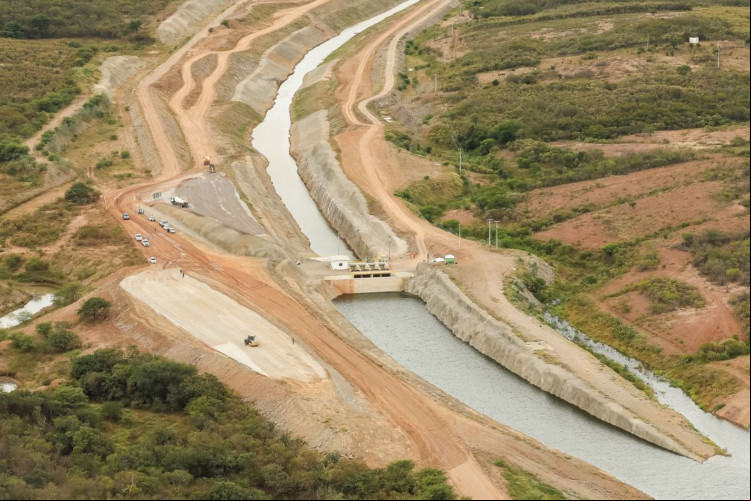 Sobrevoo sobre o canal do rio São Francisco no estado do Ceará.