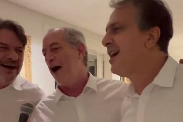 Cid Gomes, Ciro Gomes e Camilo Santana cantam Terral no dia da posse de Izolda Cid Gomes, Ciro Gomes e Camilo Santana cantam Terral no dia da posse de Izolda