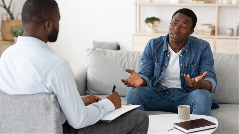 A terapia pode ajudar a lidar com problemas como ansiedade, depressão, estresse, traumas e transtornos alimentares (Imagem: Prostock-studio | ShutterStock)