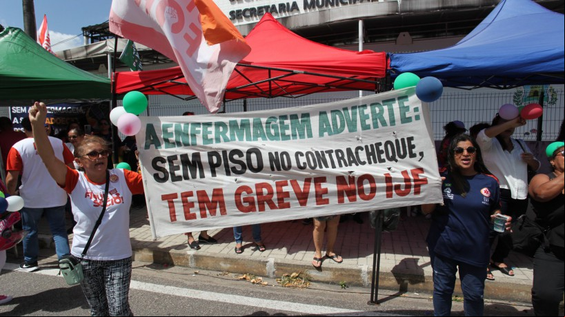Profissionais da enfermagem realizaram ato em frente a Sepog