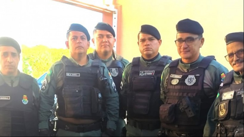 Agentes da PMCE realizaram o resgate da tartaruga na tarde deste domingo, 23