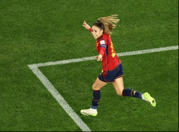Jogadora da Espanha comemora gol marcado 