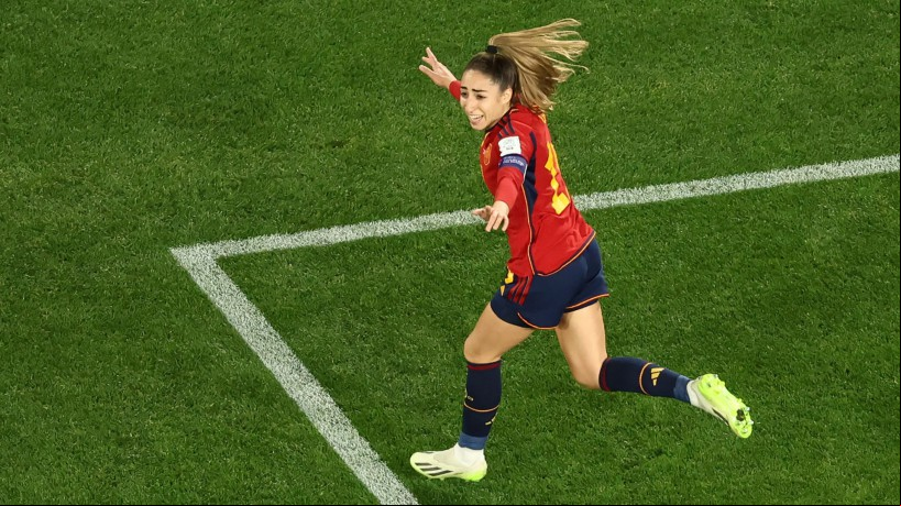 Jogadora da Espanha comemora gol marcado 