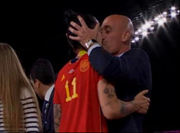 Rubiales, presidente da Federação Espanhola de Futebol, beija a atacante Jenni Hermoso 
