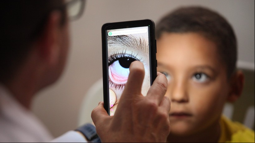 FORTALEZA, CEARÁ, BRASIL, 24.08.2023: Estudantes da rede pública de ensino e população em geral, ganham atendimento oftalmológico no Congresso de oftalmologia no Centro de eventos.