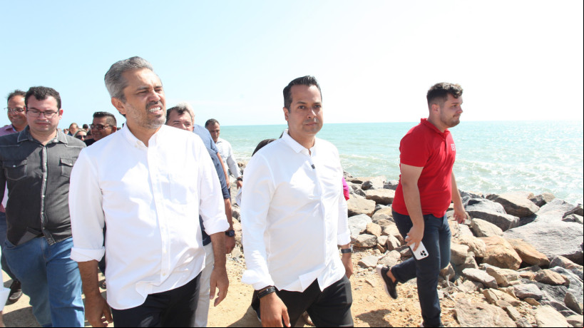 ￼Elmano em Caucaia ao lado do prefeito Vítor Valim