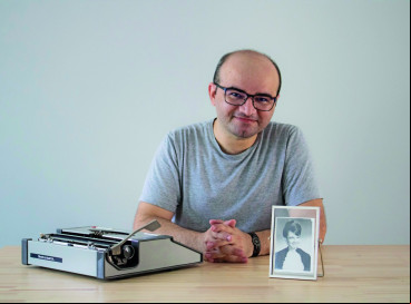 O cearense Stênio Gardel tornou-se o primeiro brasileiro a ganhar um National Book Award, prêmio literário dos EUA. 