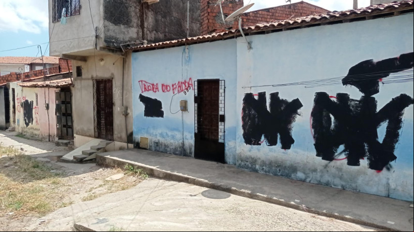 Pichações de facções apagadas no bairro Marechal Rondon, em Caucaia