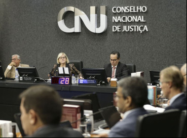 Samuel Fonteles explica ainda que o termo pode ser associado tanto a grupos conservadores como progressistas.