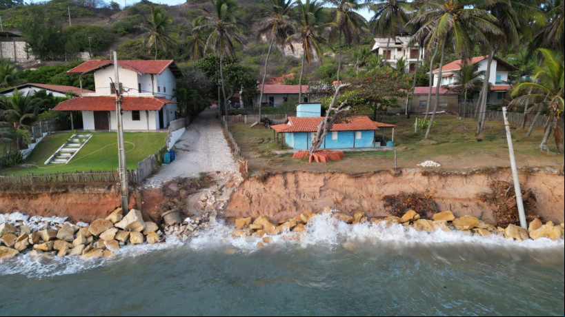 O MAR tem avançado na Praia da Peroba, no município de Icapuí, e em boa parte do litoral cearense