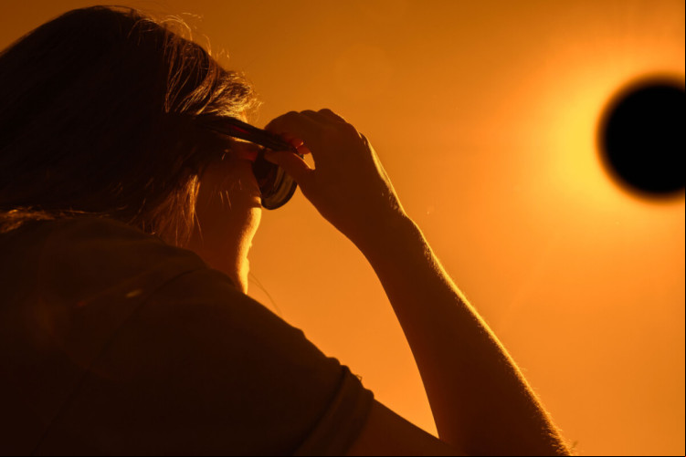 O eclipse solar acontece neste sábado, 14; confira se o uso dos óculos são realmente necessários para ver o fenômeno