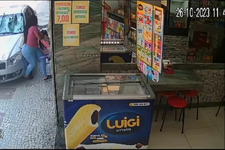 Carro invade calçada e atropela homem em Cachoeiro de Itapemirim, no Espírito Santo