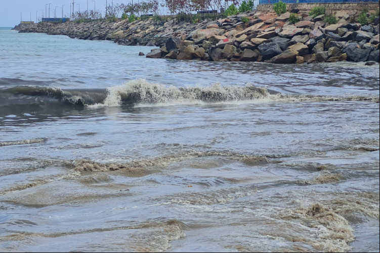 A água da Praia de Iracema foi invadida por um esgoto