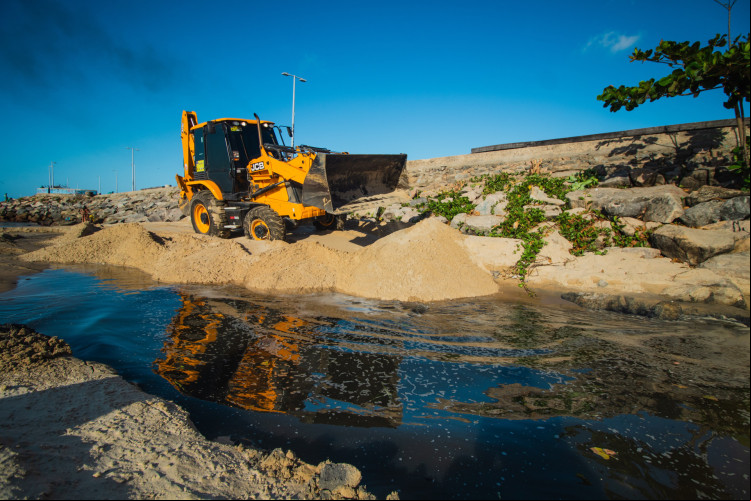 Esgoto na Praia de Iracema virou motivo de embate entre Prefeitura de Fortaleza e Governo do Ceará