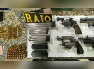 Quatro homens foram presos pela Polícia Militar do Ceará (PM-CE) com armas de fogo e 144 munições em São Benedito 