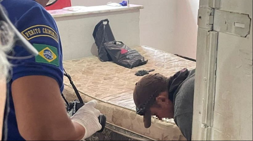 Perícia Forense no apartamento onde a mulher foi morta