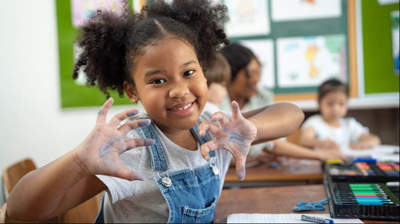 Brinquedos, livros e decoração de sala de aula devem ser pensados para o desenvolvimento de uma escola antirracista