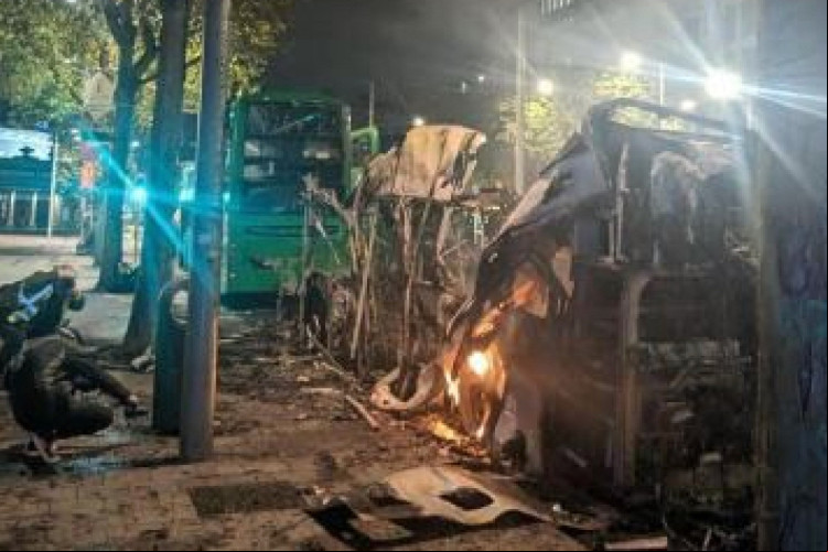 Protestos deixaram o centro de Dublin, na Irlanda, destruído, com depredação de imóveis, saques a lojas e veículos incendiados