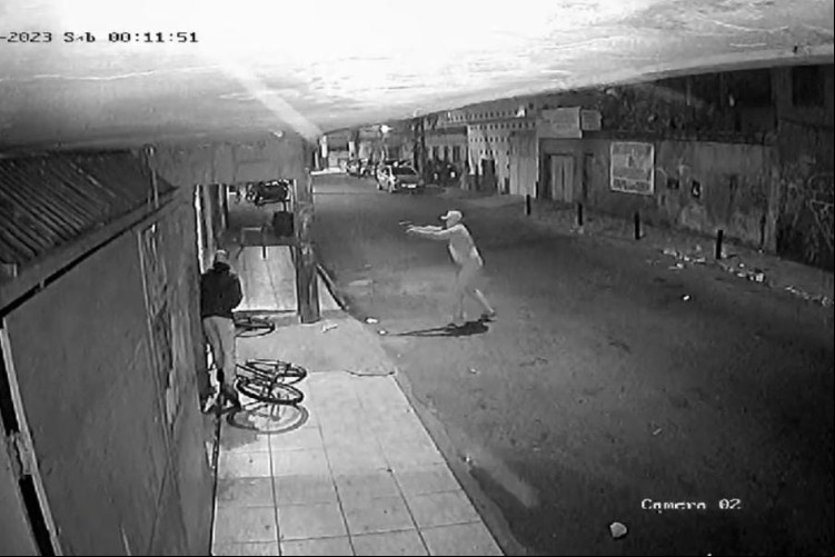 Homens surpreenderam populares que conversavam na calçada