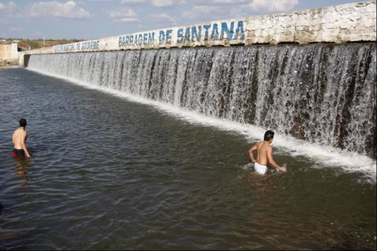 Banhistas na barragem do Santana, em Jaguaribe, no rio de mesmo nome