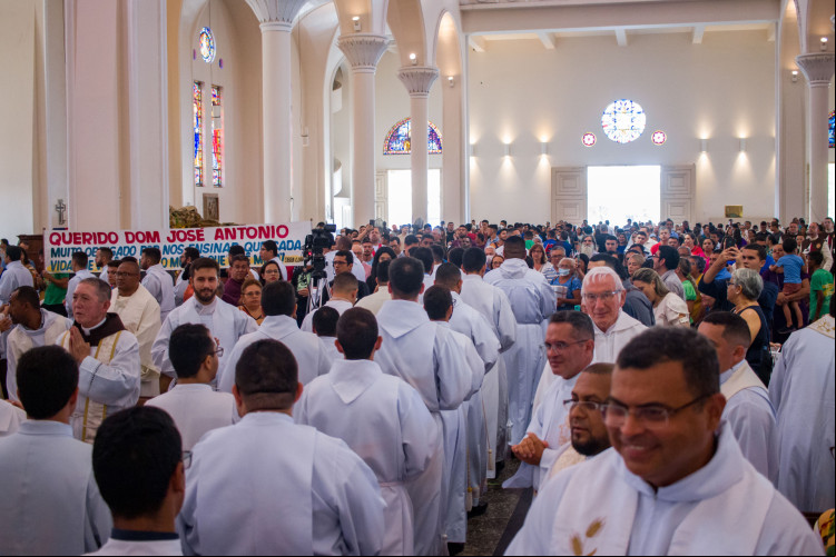 FORTALEZA, CEARÁ, BRASIL, 09-12-2023: Missa de Ação de Graças pelos 24 anos de governo pastoral do arcebispo Dom José Antonio, reunindo todos os padres da Arquidiocese, seminaristas e fiéis na Catedral Metropolitana de Fortaleza, .(Foto: Samuel Setubal)
