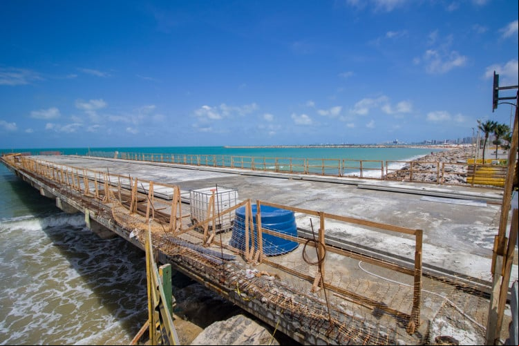 FORTALEZA, CEARÁ, BRASIL, 10-12-2023: Andamento das obras na Ponte dos Ingleses na Praia de Iracema e a movimentação de banhistas .(Foto: Samuel Setubal)