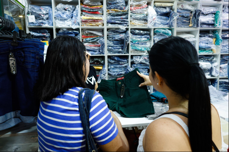 FORTALEZA-CE, BRASIL, 16-12-2023: Centro Fashion , movimentação de compras Natal e Ano Novo. (Foto: Aurelio Alves/O Povo)